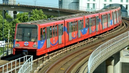 حادث مأساوي في مطار لندن سيتي يوقف خدمات قطارات DLR