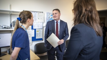 الحكومة البريطانية تتجه نحو منح الحرية للمستشفيات بإلغاء بعض التعهدات المتعلقة بـNHS