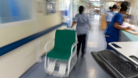 تعزيز الأمن في المستشفيات بعد قيام طبيبة مزيفة بحقن مريض بمادة مجهولة