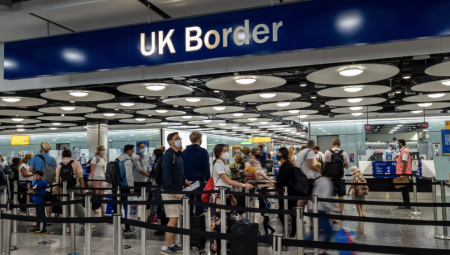 بريطانيا تبدأ تطبيق النظام الرقمي للهجرة في يناير 2025: مخاوف من تأثيراته على المسافرين