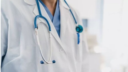 القبض على صبي 13 عامًا انتحل شخصية طبيب في مستشفى بليموث!