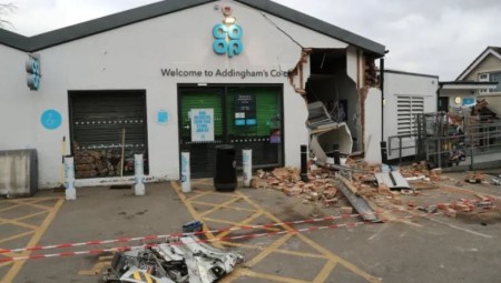 سرقة جريئة في West Yorkshire: لصوص ينهبون ماكينة صرف آلي باستخدام رافعة شوكية
