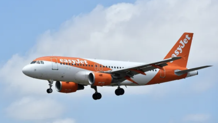 فقدان وعي طيار يجبر طائرة EasyJet على الهبوط اضطراريًا في اليونان
