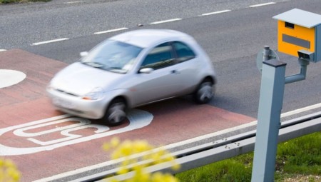 122 ميلاً في الساعة على طريق 30: سائقون يتجاوزون السرعة بشكل خطير في المملكة المتحدة!