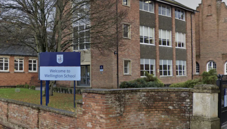 معلم بريطاني يسمح للتلاميذ بشرب الكحول خلال رحلة مدرسية ويُعفى من الحظر المهني!