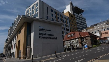 فضيحة طبية تهز بريطانيا: الشرطة تحقق في وفيات غامضة بمستشفى برايتون