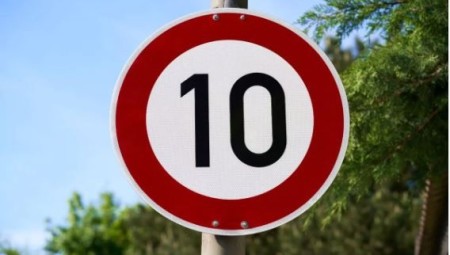 مقترح مثير للجدل: تخفيض السرعة إلى 10 أميال لحماية المشاة