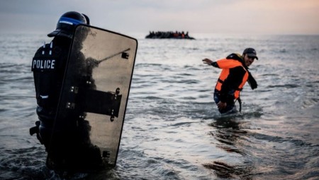 في تحرك غير مسبوق…الشرطة الفرنسية تطلق الغاز المسيل للدموع لاعتراض المهاجرين