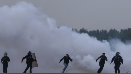 أكثر من 900 مهاجر يصلون إلى بريطانيا والشرطة الفرنسية تطلق الغاز على عائلات قرب كاليه