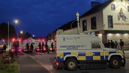 شرطة أيرلندا الشمالية تستخدم خراطيم المياه ضد مثيري الشغب وتؤكد إصابة 63 من عناصرها