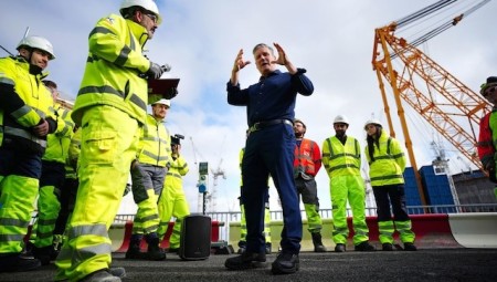 حكومة العمال تمنح أولوية منح العقود للشركات الداعمة للوظائف المحلية