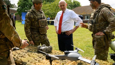 وزير الدفاع يعترف بعدم قانونية منع العسكريين من الحديث عن الانتهاكات الجنسية