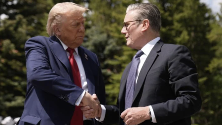 اتفاق تجاري بين بريطانيا وأمريكا.. وترامب يؤكد: بريطانيا محمية من الرسوم لأنني أحبها