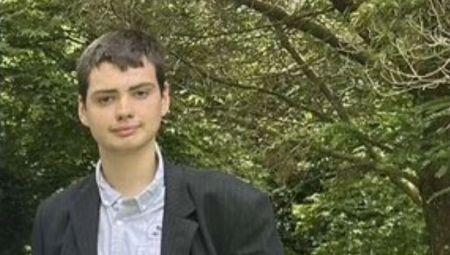 منشار كهربائي يتسبب ببتر أصابع طالب جامعي في بريطانيا