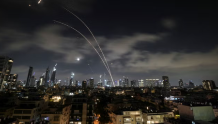 بريطانيا تُخلي عائلات دبلوماسييها من تل أبيب وتحذّر من تصعيد إقليمي خطير