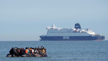 بريطانيا تدرس حرمان دول من تأشيرات الدخول لرفضها إعادة مهاجريها غير الشرعيين