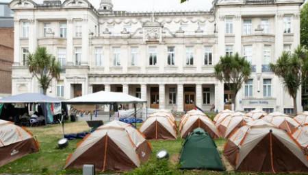 رفع الحظر عن الاحتجاجات الطلابية في جامعات إنجلترا ضمن توجيهات لحماية حرية التعبير