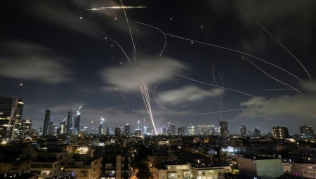 بريطانيا تبدأ بإجلاء رعاياها من إسرائيل عبر رحلات طوارئ فور فتح المجال الجوي