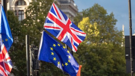 الاتحاد الأوروبي يوافق على بدء مفاوضات تأشيرات الشباب مع بريطانيا