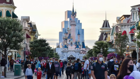 ديزني لاند باريس تُوقف 'زفافًا وهميًا' بين بريطاني وطفلة في التاسعة