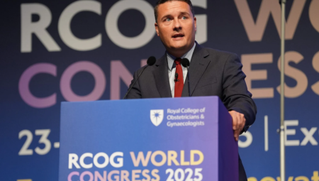 بعد وفيات مأساوية لأطفال وأمهات.. وزير الصحة يأمر بإطلاق تحقيق في خدمات رعاية الأمومة