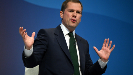 تحالف نادر بين المحافظين والإصلاح للضغط على الحكومة بشأن الهجرة وجرائم الأجانب