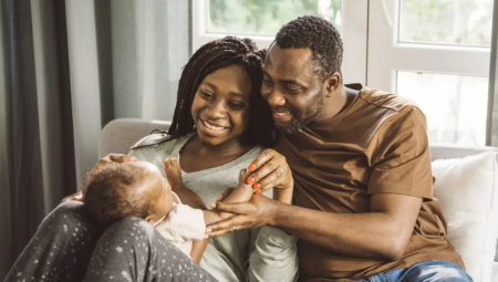 الحكومة تطلق مراجعة تاريخية لإجازة الأبوة والأمومة بعد انتقادات واسعة للنظام