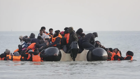 انقلاب قارب مهاجرين في القناة الإنجليزية يودي بحياة امرأتين وإنقاذ العشرات