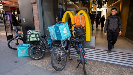 الشرطة تداهم فندقًا بلندن وتعتقل طالبي لجوء يعملون بشكل غير قانوني