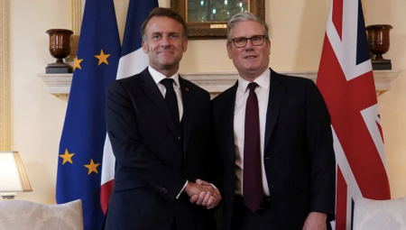 بريطانيا تعيد 50 مهاجرًا أسبوعيًا إلى فرنسا ضمن اتفاق تجريبي يبدأ في أغسطس