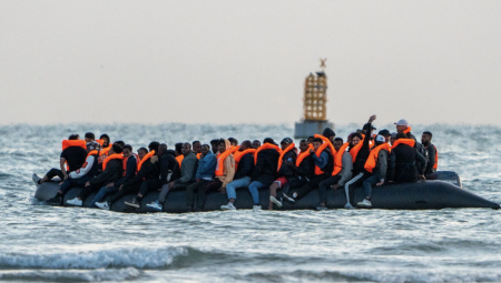 مئات المهاجرين يعبرون القنال قبل إعلان اتفاق الإعادة بين بريطانيا وفرنسا