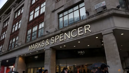 الشرطة البريطانية تعتقل 4 أشخاص على خلفية هجمات إلكترونية استهدفت متاجر كبرى