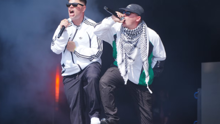 هيئة النقل في لندن تحظر ملصقًا إعلانيًا لفرقة Kneecap بسبب دعمها لغزة