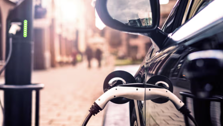 بريطانيا تموّل ممرات شحن على الأرصفة لتسهيل الشحن المنزلي للسيارات الكهربائية