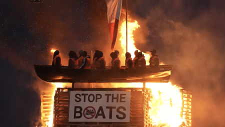 تحقيق في أيرلندا الشمالية بعد حرق دمى تجسد لاجئين في احتفال ولائي