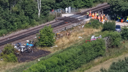 مصرع سائق توصيل من أمازون بعد اصطدام قطار بشاحنته في كينت