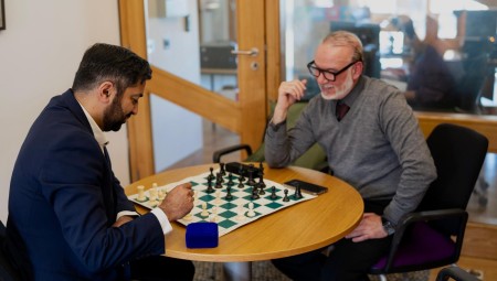 تكريم بطل ليبيا للشطرنج جلال شاهين بجائزة الرياضي المتميز لعام 2025 في أسكتلندا