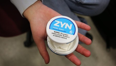 هيئة المعايير التجارية تحذر من بيع أكياس النيكوتين للأطفال وتدعو لتشريع عاجل