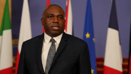 وزير الخارجية البريطاني ينضم لـ24 وزيرًا في نداء عاجل لإنقاذ غزة من المجازر