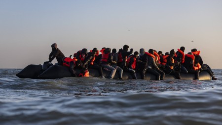 بريطانيا تُعلن عن أول نظام عقوبات في العالم يستهدف شبكات تهريب البشر