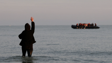 توقّعات بتضاعف عبور المهاجرين عبر القنال الإنجليزي في حال فشل خطة ستارمر