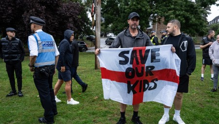 الداخلية البريطانية تعتزم معاقبة طالبي اللجوء الرافضين مغادرة الفنادق