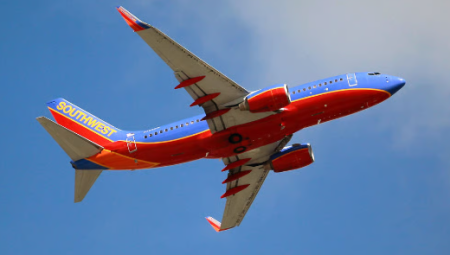 رعب في السماء: هبوط مفاجئ لطائرة أمريكية 91 مترًا لتفادي تصادم بمقاتلة بريطانية