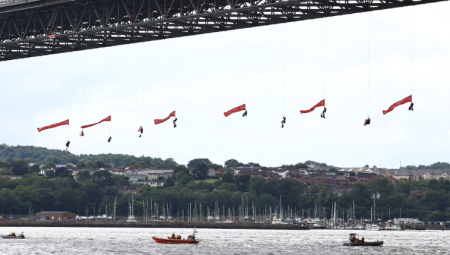 احتجاج جريء على جسر في اسكتلندا: غرينبيس توقف ناقلة غاز والشرطة تعتقل 10 ناشطين
