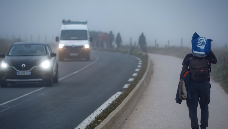 بريطانيا تجرّم الترويج لعبور المهاجرين عبر المانش على مواقع التواصل
