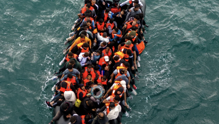 السجن 5 سنوات لمن يروّج لمهربي البشر عبر مواقع التواصل