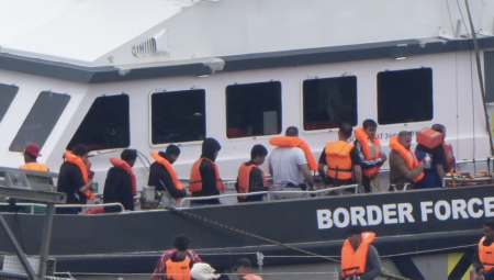 بريطانيا تبدأ خلال أيام إعادة المهاجرين إلى فرنسا بموجب اتفاق جديد