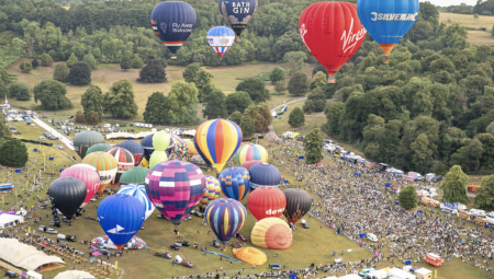90 منطادًا يزينون سماء بريستول في انطلاق المهرجان الدولي