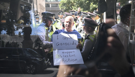 اللورد هيرمر سيُصدر قراره قريبًا بشأن تهم الإرهاب ضد مئات داعمي حركة فلسطين في لندن