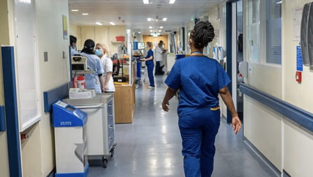 تقرير: أكثر من 4 آلاف اعتداء سنويًا على كوادر الطوارئ في إنجلترا وسط أزمة الانتظار